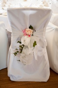 sukienka na krzesło ozdobiona różami