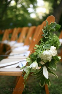 krzesła ozdobione żywymi kwiatami