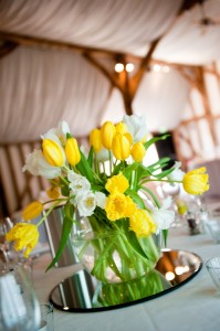 żółte tulipany na stole weselnym