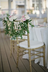 krzesło ozdobione kwiatami